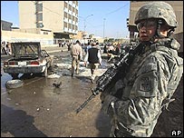 Soldado estadounidense en lugar donde estall&oacute; un coche bomba, el 12 de noviembre de 2006