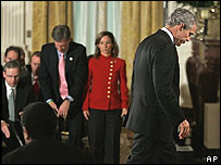El presidente de EE.UU., George W. Bush, al t&eacute;rmino de la rueda de prensa tras las elecciones legislativas 2006